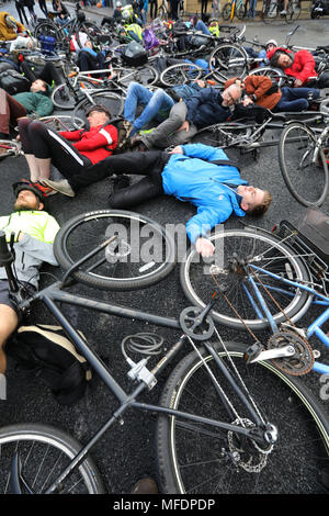 Dublin, Irland. 25 Apr, 2018. Töten Radfahrer. Radfahrer protestieren vor dem Leinster House (Zähler), in Dublin, Irland, fordern mehr Schutz auf den Straßen wie ein anderer Radfahrer war in dieser Woche getötet. Ich Fahrrad und Dublin Radfahren Kampagne fordern ein Minimum von 10% des Verkehrs Budget zum sicheren Radfahren und Wandern, der zugeordnet werden soll. Sie möchten auch eine bessere Gestaltung der Radfahren und Wandern Infrastructure. Fünf Radfahrer haben in diesem Jahr bisher getötet worden, mit 15 Todesfällen im letzten Jahr. Foto: Eamonn Farrell/RollingNews. ie Credit: RollingNews.ie/Alamy leben Nachrichten Stockfoto