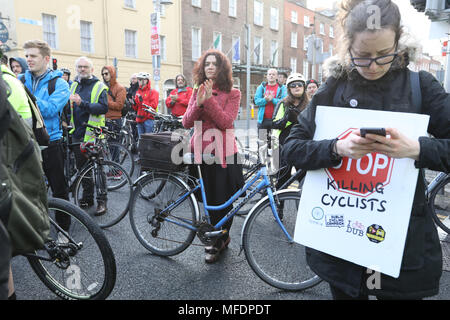 Dublin, Irland. 25 Apr, 2018. Töten Radfahrer. Radfahrer protestieren vor dem Leinster House (Zähler), in Dublin, Irland, fordern mehr Schutz auf den Straßen wie ein anderer Radfahrer war in dieser Woche getötet. Ich Fahrrad und Dublin Radfahren Kampagne fordern ein Minimum von 10% des Verkehrs Budget zum sicheren Radfahren und Wandern, der zugeordnet werden soll. Sie möchten auch eine bessere Gestaltung der Radfahren und Wandern Infrastructure. Fünf Radfahrer haben in diesem Jahr bisher getötet worden, mit 15 Todesfällen im letzten Jahr. Foto: Eamonn Farrell/RollingNews. ie Credit: RollingNews.ie/Alamy leben Nachrichten Stockfoto