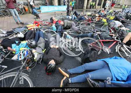 Dublin, Irland. 25 Apr, 2018. Töten Radfahrer. Radfahrer protestieren vor dem Leinster House (Zähler), in Dublin, Irland, fordern mehr Schutz auf den Straßen wie ein anderer Radfahrer war in dieser Woche getötet. Ich Fahrrad und Dublin Radfahren Kampagne fordern ein Minimum von 10% des Verkehrs Budget zum sicheren Radfahren und Wandern, der zugeordnet werden soll. Sie möchten auch eine bessere Gestaltung der Radfahren und Wandern Infrastructure. Fünf Radfahrer haben in diesem Jahr bisher getötet worden, mit 15 Todesfällen im letzten Jahr. Foto: Eamonn Farrell/RollingNews. ie Credit: RollingNews.ie/Alamy leben Nachrichten Stockfoto