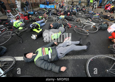 Dublin, Irland. 25 Apr, 2018. Töten Radfahrer. Radfahrer protestieren vor dem Leinster House (Zähler), in Dublin, Irland, fordern mehr Schutz auf den Straßen wie ein anderer Radfahrer war in dieser Woche getötet. Ich Fahrrad und Dublin Radfahren Kampagne fordern ein Minimum von 10% des Verkehrs Budget zum sicheren Radfahren und Wandern, der zugeordnet werden soll. Sie möchten auch eine bessere Gestaltung der Radfahren und Wandern Infrastructure. Fünf Radfahrer haben in diesem Jahr bisher getötet worden, mit 15 Todesfällen im letzten Jahr. Foto: Eamonn Farrell/RollingNews. ie Credit: RollingNews.ie/Alamy leben Nachrichten Stockfoto