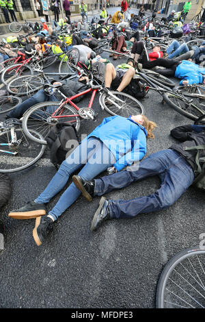 Dublin, Irland. 25 Apr, 2018. Töten Radfahrer. Radfahrer protestieren vor dem Leinster House (Zähler), in Dublin, Irland, fordern mehr Schutz auf den Straßen wie ein anderer Radfahrer war in dieser Woche getötet. Ich Fahrrad und Dublin Radfahren Kampagne fordern ein Minimum von 10% des Verkehrs Budget zum sicheren Radfahren und Wandern, der zugeordnet werden soll. Sie möchten auch eine bessere Gestaltung der Radfahren und Wandern Infrastructure. Fünf Radfahrer haben in diesem Jahr bisher getötet worden, mit 15 Todesfällen im letzten Jahr. Foto: Eamonn Farrell/RollingNews. ie Credit: RollingNews.ie/Alamy leben Nachrichten Stockfoto