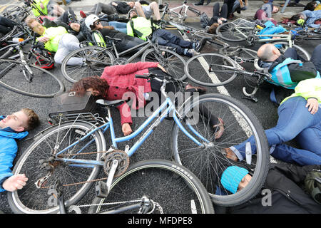 Dublin, Irland. 25 Apr, 2018. Töten Radfahrer. Radfahrer protestieren vor dem Leinster House (Zähler), in Dublin, Irland, fordern mehr Schutz auf den Straßen wie ein anderer Radfahrer war in dieser Woche getötet. Ich Fahrrad und Dublin Radfahren Kampagne fordern ein Minimum von 10% des Verkehrs Budget zum sicheren Radfahren und Wandern, der zugeordnet werden soll. Sie möchten auch eine bessere Gestaltung der Radfahren und Wandern Infrastructure. Fünf Radfahrer haben in diesem Jahr bisher getötet worden, mit 15 Todesfällen im letzten Jahr. Foto: Eamonn Farrell/RollingNews. ie Credit: RollingNews.ie/Alamy leben Nachrichten Stockfoto