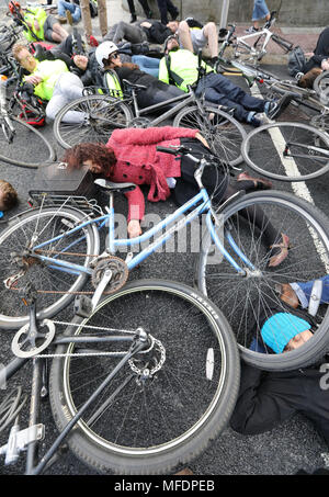 Dublin, Irland. 25 Apr, 2018. Töten Radfahrer. Radfahrer protestieren vor dem Leinster House (Zähler), in Dublin, Irland, fordern mehr Schutz auf den Straßen wie ein anderer Radfahrer war in dieser Woche getötet. Ich Fahrrad und Dublin Radfahren Kampagne fordern ein Minimum von 10% des Verkehrs Budget zum sicheren Radfahren und Wandern, der zugeordnet werden soll. Sie möchten auch eine bessere Gestaltung der Radfahren und Wandern Infrastructure. Fünf Radfahrer haben in diesem Jahr bisher getötet worden, mit 15 Todesfällen im letzten Jahr. Foto: Eamonn Farrell/RollingNews. ie Credit: RollingNews.ie/Alamy leben Nachrichten Stockfoto