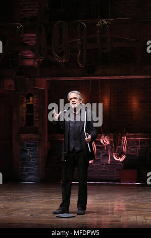 Luis Miranda und eduHAM eine Pensionierung Geschenk an Bundeskanzler von NYC Department für Bildung Carmen Farina von der Besetzung der Broadway's "Hamilton" im Richard Rodgers Theatre am 25. April 2018 in New York City. Quelle: Walter McBride/MediaPunch Stockfoto