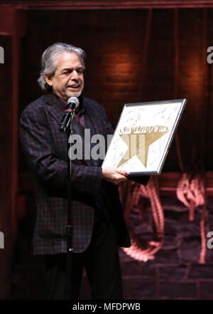 Luis Miranda und eduHAM eine Pensionierung Geschenk an Bundeskanzler von NYC Department für Bildung Carmen Farina von der Besetzung der Broadway's "Hamilton" im Richard Rodgers Theatre am 25. April 2018 in New York City. Quelle: Walter McBride/MediaPunch Stockfoto