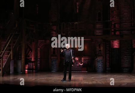 Luis Miranda und eduHAM eine Pensionierung Geschenk an Bundeskanzler von NYC Department für Bildung Carmen Farina von der Besetzung der Broadway's "Hamilton" im Richard Rodgers Theatre am 25. April 2018 in New York City. Quelle: Walter McBride/MediaPunch Stockfoto