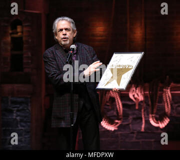 Luis Miranda und eduHAM eine Pensionierung Geschenk an Bundeskanzler von NYC Department für Bildung Carmen Farina von der Besetzung der Broadway's "Hamilton" im Richard Rodgers Theatre am 25. April 2018 in New York City. Quelle: Walter McBride/MediaPunch Stockfoto