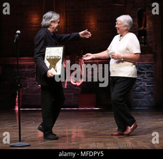 Luis Miranda und eduHAM eine Pensionierung Geschenk an Bundeskanzler von NYC Department für Bildung Carmen Farina von der Besetzung der Broadway's "Hamilton" im Richard Rodgers Theatre am 25. April 2018 in New York City. Quelle: Walter McBride/MediaPunch Stockfoto