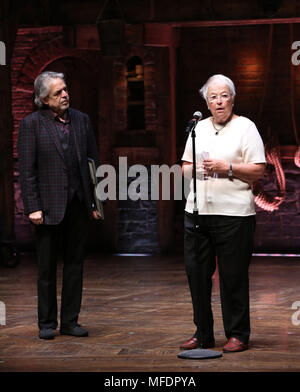 Luis Miranda und eduHAM eine Pensionierung Geschenk an Bundeskanzler von NYC Department für Bildung Carmen Farina von der Besetzung der Broadway's "Hamilton" im Richard Rodgers Theatre am 25. April 2018 in New York City. Quelle: Walter McBride/MediaPunch Stockfoto