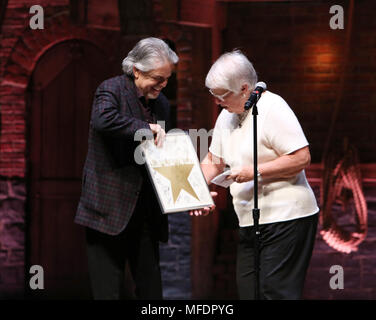 Luis Miranda und eduHAM eine Pensionierung Geschenk an Bundeskanzler von NYC Department für Bildung Carmen Farina von der Besetzung der Broadway's "Hamilton" im Richard Rodgers Theatre am 25. April 2018 in New York City. Quelle: Walter McBride/MediaPunch Stockfoto