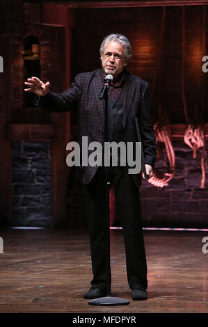 Luis Miranda und eduHAM eine Pensionierung Geschenk an Bundeskanzler von NYC Department für Bildung Carmen Farina von der Besetzung der Broadway's "Hamilton" im Richard Rodgers Theatre am 25. April 2018 in New York City. Quelle: Walter McBride/MediaPunch Stockfoto