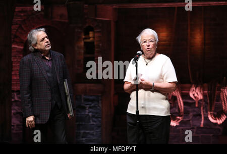 Luis Miranda und eduHAM eine Pensionierung Geschenk an Bundeskanzler von NYC Department für Bildung Carmen Farina von der Besetzung der Broadway's "Hamilton" im Richard Rodgers Theatre am 25. April 2018 in New York City. Quelle: Walter McBride/MediaPunch Stockfoto