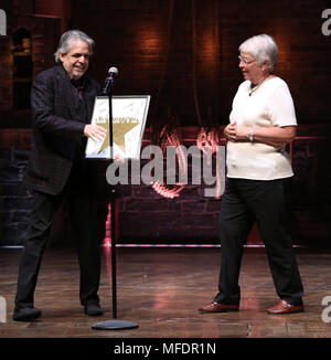 Luis Miranda und eduHAM eine Pensionierung Geschenk an Bundeskanzler von NYC Department für Bildung Carmen Farina von der Besetzung der Broadway's "Hamilton" im Richard Rodgers Theatre am 25. April 2018 in New York City. Quelle: Walter McBride/MediaPunch Stockfoto