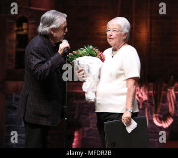 Luis Miranda und eduHAM eine Pensionierung Geschenk an Bundeskanzler von NYC Department für Bildung Carmen Farina von der Besetzung der Broadway's "Hamilton" im Richard Rodgers Theatre am 25. April 2018 in New York City. Quelle: Walter McBride/MediaPunch Stockfoto