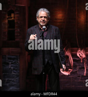 Luis Miranda und eduHAM eine Pensionierung Geschenk an Bundeskanzler von NYC Department für Bildung Carmen Farina von der Besetzung der Broadway's "Hamilton" im Richard Rodgers Theatre am 25. April 2018 in New York City. Quelle: Walter McBride/MediaPunch Stockfoto