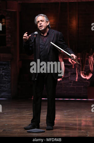 Luis Miranda und eduHAM eine Pensionierung Geschenk an Bundeskanzler von NYC Department für Bildung Carmen Farina von der Besetzung der Broadway's "Hamilton" im Richard Rodgers Theatre am 25. April 2018 in New York City. Quelle: Walter McBride/MediaPunch Stockfoto