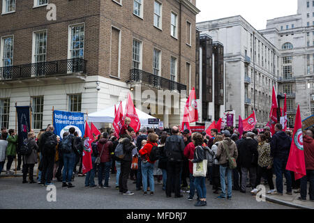 London, Großbritannien. 25. April 2018. Mitglieder der unabhängigen Gewerkschaft in Großbritannien (IWGB) und ihre Unterstützer Protest außerhalb der Universität London Senat Haus in Solidarität mit den Arbeitnehmern durch die Auslagerung von Unternehmen an die Universität derzeit auffallend gleichen Bedingungen mit den direkt von der Universität zu verlangen vertraglich beschäftigt. Zimmermädchen, Gepäckträger, Sicherheitsbeauftragte, Empfangsdamen, Gärtner, Poststelle Personal und AV-Mitarbeiter haben den Streik nach einem in der Nähe der einstimmigen Abstimmung für die industrielle Tätigkeit verbunden. Credit: Mark Kerrison/Alamy leben Nachrichten Stockfoto