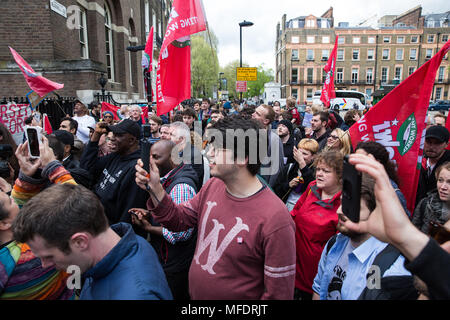 London, Großbritannien. 25. April 2018. Mitglieder der unabhängigen Gewerkschaft in Großbritannien (IWGB) und ihre Unterstützer Protest außerhalb der Universität London Senat Haus in Solidarität mit den Arbeitnehmern durch die Auslagerung von Unternehmen an die Universität derzeit auffallend gleichen Bedingungen mit den direkt von der Universität zu verlangen vertraglich beschäftigt. Zimmermädchen, Gepäckträger, Sicherheitsbeauftragte, Empfangsdamen, Gärtner, Poststelle Personal und AV-Mitarbeiter haben den Streik nach einem in der Nähe der einstimmigen Abstimmung für die industrielle Tätigkeit verbunden. Credit: Mark Kerrison/Alamy leben Nachrichten Stockfoto