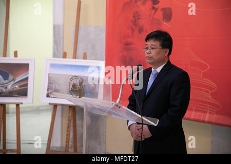 Athen, Griechenland. 24 Apr, 2018. Xu Hejian, Direktor der Regierung von Peking Gemeinde Information Office, liefert eine Rede bei der Eröffnung der "Griechischen Fotografen mit Schwerpunkt auf Peking" Foto- Ausstellung in Piräus, Griechenland, am 24. April 2018. Der Hafen von Piräus ist herzlich Chinesen in den letzten Jahren begrüßte, zu einem starken Symbol der Sino-Greek Freundschaft und Zusammenarbeit. Als solcher ist der Anschluss für das Hosting einer Fotoausstellung "Griechische Fotografen mit Schwerpunkt auf Peking" vom 24. April bis 4. Mai Griechen näher an Chinas Hauptstadt zu bringen. Credit: Lefteris Partsalis/Xinhua/Alamy leben Nachrichten Stockfoto