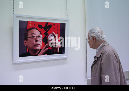 Athen, Griechenland. 24 Apr, 2018. Ein Mann besucht die Fotoausstellung "Griechische Fotografen auf Peking konzentrieren" im Hafen von Piräus, Griechenland, am 24. April 2018. Der Hafen von Piräus ist herzlich Chinesen in den letzten Jahren begrüßte, zu einem starken Symbol der Sino-Greek Freundschaft und Zusammenarbeit. Als solcher ist der Anschluss für das Hosting einer Fotoausstellung "Griechische Fotografen mit Schwerpunkt auf Peking" vom 24. April bis 4. Mai Griechen näher an Chinas Hauptstadt zu bringen. Credit: Lefteris Partsalis/Xinhua/Alamy leben Nachrichten Stockfoto