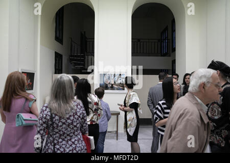 Athen, Griechenland. 24 Apr, 2018. Menschen besuchen "Griechische Fotografen mit Schwerpunkt auf Peking" Foto- Ausstellung in Piräus, Griechenland, am 24. April 2018. Der Hafen von Piräus ist herzlich Chinesen in den letzten Jahren begrüßte, zu einem starken Symbol der Sino-Greek Freundschaft und Zusammenarbeit. Als solcher ist der Anschluss für das Hosting einer Fotoausstellung "Griechische Fotografen mit Schwerpunkt auf Peking" vom 24. April bis 4. Mai Griechen näher an Chinas Hauptstadt zu bringen. Credit: Lefteris Partsalis/Xinhua/Alamy leben Nachrichten Stockfoto