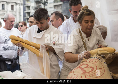 Stadt Buenos Aires, Buenos Aires, Argentinien. 25 Apr, 2018. INT. 2018 April 25, Buenos Aires, Argentinien. - Bäcker protestieren vor dem National Congress, Buenos Aires, Argentinien, verlosen fünf tausend Kilo Brot wegen der Zunahme auf die Preise und Rechnungen als Licht und Gas. Fast 2 Blocks von Menschen warten in der Linie etwas Brot zu bekommen. Credit: Julieta Ferrario/ZUMA Draht/Alamy leben Nachrichten Stockfoto