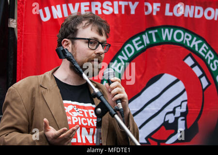 London, Großbritannien. 25. April 2018. Ein Mitglied der Poesie auf den Streikposten außerhalb der Universität London Senat Haus in Solidarität mit den Arbeitern, die der Unabhängigen Gewerkschaft in Großbritannien (IWGB) durch die Auslagerung von Unternehmen an die Universität derzeit auffallend gleichen Bedingungen mit den direkt von der Universität zu verlangen vertraglich beschäftigt. Zimmermädchen, Gepäckträger, Sicherheitsbeauftragte, Empfangsdamen, Gärtner, Poststelle Personal und AV-Mitarbeiter haben den Streik nach einem in der Nähe der einstimmigen Abstimmung für die industrielle Tätigkeit verbunden. Credit: Mark Kerrison/Alamy leben Nachrichten Stockfoto