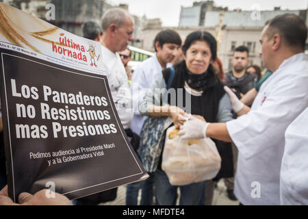 Stadt Buenos Aires, Buenos Aires, Argentinien. 25 Apr, 2018. INT. 2018 April 25, Buenos Aires, Argentinien. - Bäcker protestieren vor dem National Congress, Buenos Aires, Argentinien, verlosen fünf tausend Kilo Brot wegen der Zunahme auf die Preise und Rechnungen als Licht und Gas. Fast 2 Blocks von Menschen warten in der Linie etwas Brot zu bekommen. Credit: Julieta Ferrario/ZUMA Draht/Alamy leben Nachrichten Stockfoto