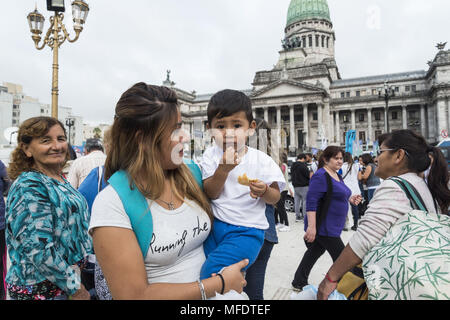 Stadt Buenos Aires, Buenos Aires, Argentinien. 25 Apr, 2018. INT. 2018 April 25, Buenos Aires, Argentinien. - Bäcker protestieren vor dem National Congress, Buenos Aires, Argentinien, verlosen fünf tausend Kilo Brot wegen der Zunahme auf die Preise und Rechnungen als Licht und Gas. Fast 2 Blocks von Menschen warten in der Linie etwas Brot zu bekommen. Credit: Julieta Ferrario/ZUMA Draht/Alamy leben Nachrichten Stockfoto