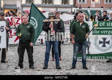 München, Bayern, Deutschland. 25 Apr, 2018. Die militante, extremistischen Neonazis III. Weg (å Weg, dritte Pfad) hielt ihre jährliche Memorial für Reinhold Elstner, ein neo-nazi, die durch Selbstverbrennung 1995 starb. In Anwesenheit war Terrorist Karl-Heinz Statzberger, die für den Versuch der Münchner Synagoge Bombe überführt wurde. Die Gruppe hält diese Zeremonie jährlich auf Max Joseph Platz, vor dem Staatsopera und berühmten Residenz, die Fahnen, die in Opposition zur Gruppe hängen. Credit: Sachelle Babbar/ZUMA Draht/Alamy leben Nachrichten Stockfoto