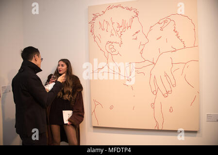 London, Großbritannien. 25. April 2018. Gäste nehmen an der Kunst auf den Geist - Vernissage der Ausstellung und Auktion mit Vorteilen für die Obdachlosen Charity, Karton Bürger. Credit: Siehe Li/Alamy leben Nachrichten Stockfoto