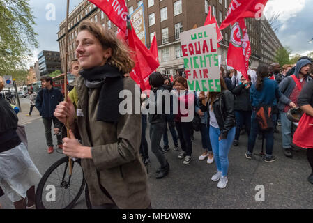 London, Großbritannien. 25. April 2018. Menschen März um Russell Square von der Rallye durch Arbeiter, Studenten und weitere Gewerkschafter unterstützen über 100 Reiniger, Torhüter, Security Officers, Empfangsdamen, Gärtner, Poststelle Personal und audiovisuellen Personal in der Unabhängigen Gewerkschaft in Großbritannien - IWGB am Ende des ersten Tages eines zweitägigen Streik an der Universität von London Central Administration. Die Arbeiter, die von verschiedenen Outsourcing Unternehmen beschäftigt sind anspruchsvolle direkt von der Universität beschäftigt zu werden, und erhalten die gleichen Bedingungen und Vorteile als direkt beschäftigten Kollegen; outs Stockfoto