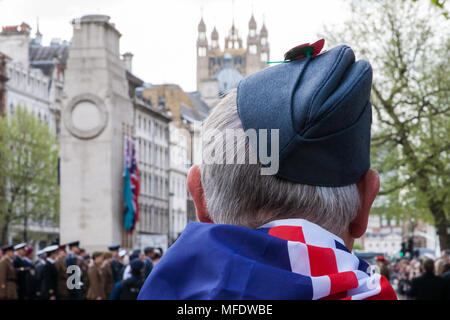 London, Großbritannien. 25. April 2018. Ein Mann in Uniform gekleidet und in einen Union Jack drapiert beobachtet die Kranzniederlegung am Ehrenmal in Westminster zu ANZAC Tag markieren. Credit: Mark Kerrison/Alamy leben Nachrichten Stockfoto