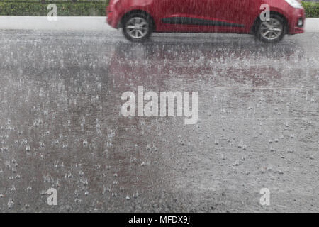 Starker Regen auf der Straße, Auto fahren, im Hintergrund Stockfoto