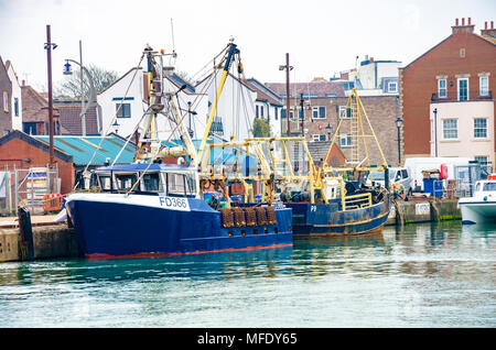 Fischtrawler FD 366" zur Star' gegen die Hafenmauer in Portsmouth. Stockfoto