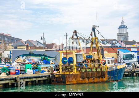 Fischtrawler "ornng Star' gegen die Hafenmauer in den Hafen von Portsmouth günstig ist. Stockfoto