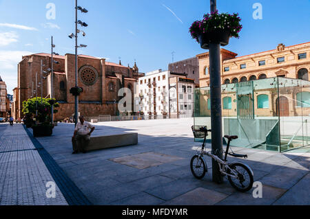 Kirche San Vicente und San Telmo Museum in Zuloaga Square. Stockfoto