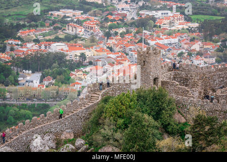 Schloss der Mauren, Blick auf Touristen, die die Burgmauern des Castelo dos Mouros (Schloss der Mauren) oberhalb der Stadt Sintra, Portugal erkunden. Stockfoto