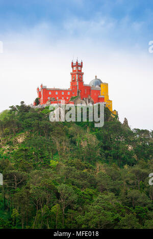 Portugal Palast, Blick auf die Nordseite des bunten Palacio da Pena auf einem Hügel in der Nähe der Stadt Sintra, Portugal. Stockfoto