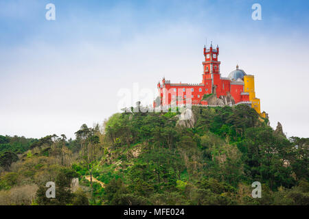 Palace Portugal, Ansicht von der Nordseite des bunten Palacio da Pena gelegen auf einem Hügel in der Nähe der Stadt Sintra, Portugal. Stockfoto