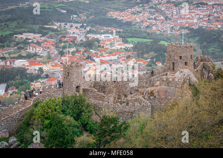 Burg Sintra, Ansicht von Touristen, die die Burgmauern des Castelo dos Mouros (Schloss der Mauren) oberhalb der Stadt Sintra, Portugal erkunden. Stockfoto