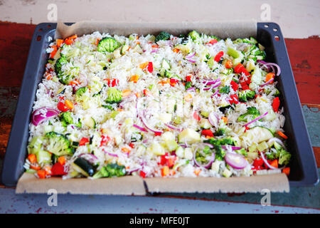 Nahaufnahme von weißem Reis mit Broccoli, Zwiebeln, zuccini und rote Paprika auf Fach Stockfoto