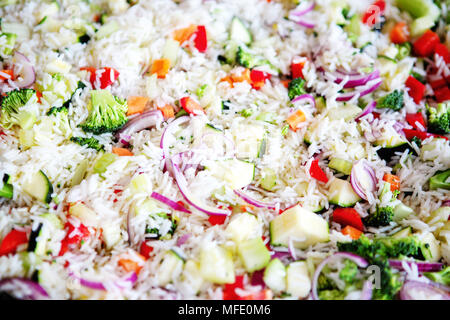 Nahaufnahme von weißem Reis mit Broccoli, Zwiebeln, zuccini und rote Paprika Stockfoto