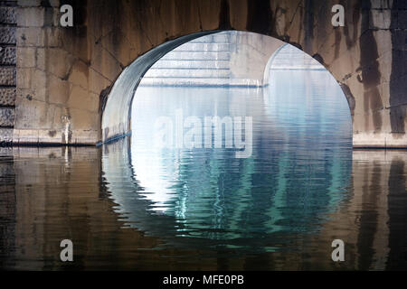 Reflexion unter der Brücke, Herbst, Prag Stockfoto