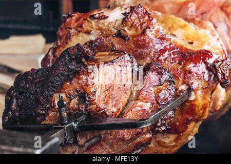 Leckeres Schweinefleisch Schinken auf offenem Feuer gekocht Stockfoto