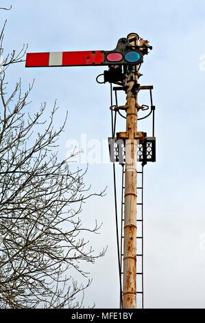 Mechanische semaphore Startschuss in Acle Bahnhof, Norfolk, Großbritannien Stockfoto