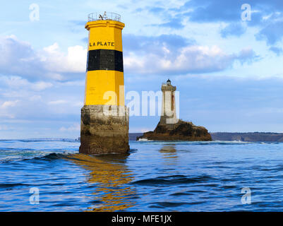 Leuchttürme Tourelle de la Plate, hinter Phare de la Vieille, der alte Leuchtturm, Strait Raz de Sein, Point du Raz Stockfoto