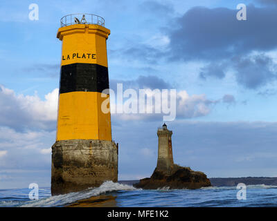 Leuchttürme Tourelle de la Plate, hinter Phare de la Vieille, der alte Leuchtturm, Strait Raz de Sein, Point du Raz Stockfoto