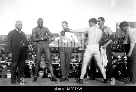 JACK JOHNSON (1878-1946) amerikanischer heavyweight Boxer an, die in einem vordefinierten Links - Kampf Foto mit Jim Flynn vor seinem World Heavyweight Titel in Las Vegas, New Mexiko, die am 4. Juli 1912. Stockfoto