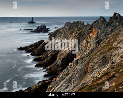 Pointe du Raz am Cap Sizun, an der Rückseite Leuchtturm Ar Men, Département Finistère, Bretagne, Frankreich Stockfoto